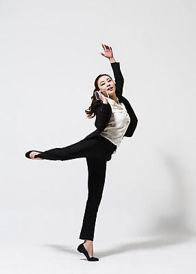 포토 JPG 스튜디오촬영 전신 여자 비즈니스 모션 실내 한명 서기 미소 들기 사람 동양인 정장 손짓 20대 성인 옆모습 한국인 춤 직장인 비즈니스우먼 통화 손뻗기 다리들기 유리판 여자만 여자한명만 성인여자만 청년만 청년여자만 성인한명만 청년여자한명만 성인여자한명만 성인만 국내포토 직업 1 옷 뷰포인트 문화예술 표정 인종 청년 내부 파일형식