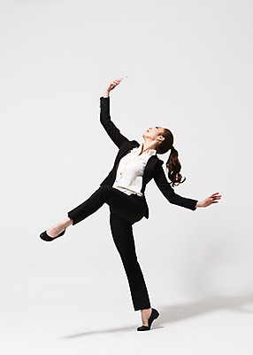 포토 JPG 스튜디오촬영 전신 응시 여자 비즈니스 모션 실내 한명 서기 들기 사람 동양인 정장 손짓 20대 성인 옆모습 한국인 춤 직장인 비즈니스우먼 손뻗기 다리들기 유리판 여자만 여자한명만 성인여자만 청년만 청년여자만 성인한명만 청년여자한명만 성인여자한명만 성인만 국내포토 직업 1 시선 옷 뷰포인트 문화예술 인종 청년 내부 파일형식