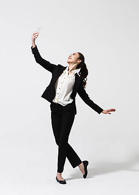 포토 JPG 스튜디오촬영 전신 응시 여자 비즈니스 모션 실내 한명 서기 미소 들기 사람 동양인 정장 손짓 20대 성인 앞모습 한국인 춤 직장인 비즈니스우먼 손뻗기 유리판 여자만 여자한명만 성인여자만 청년만 청년여자만 성인한명만 청년여자한명만 성인여자한명만 성인만 국내포토 직업 1 시선 옷 뷰포인트 문화예술 표정 인종 청년 내부 파일형식