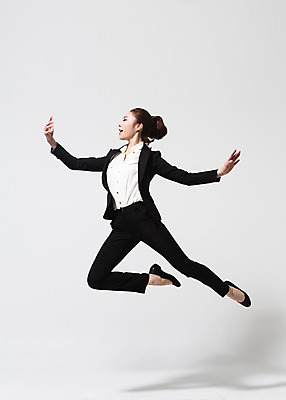 포토 JPG 스튜디오촬영 전신 응시 여자 비즈니스 모션 실내 한명 미소 들기 사람 동양인 정장 손짓 20대 성인 옆모습 점프 한국인 춤 직장인 비즈니스우먼 다리들기 유리판 여자만 여자한명만 성인여자만 청년만 청년여자만 성인한명만 청년여자한명만 성인여자한명만 성인만 국내포토 직업 1 시선 옷 뷰포인트 문화예술 표정 인종 청년 내부 파일형식