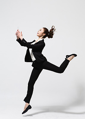 포토 JPG 스튜디오촬영 전신 여자 비즈니스 모션 실내 한명 미소 들기 사람 동양인 정장 20대 성인 옆모습 점프 한국인 춤 직장인 비즈니스우먼 다리들기 유리판 여자만 여자한명만 성인여자만 청년만 청년여자만 성인한명만 청년여자한명만 성인여자한명만 성인만 국내포토 직업 1 옷 뷰포인트 문화예술 표정 인종 청년 내부 파일형식
