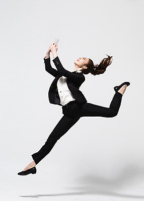 포토 JPG 스튜디오촬영 전신 여자 비즈니스 모션 실내 한명 미소 들기 사람 동양인 정장 20대 성인 옆모습 점프 한국인 춤 직장인 비즈니스우먼 유리판 여자만 여자한명만 성인여자만 청년만 청년여자만 성인한명만 청년여자한명만 성인여자한명만 성인만 국내포토 직업 1 옷 뷰포인트 문화예술 표정 인종 청년 내부 파일형식