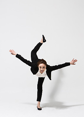 포토 JPG 스튜디오촬영 전신 여자 비즈니스 모션 팔벌리기 실내 한명 서기 미소 사람 동양인 정장 손짓 20대 성인 앞모습 한국인 춤 직장인 비즈니스우먼 손뻗기 다리들기 여자만 여자한명만 성인여자만 청년만 청년여자만 성인한명만 청년여자한명만 성인여자한명만 성인만 국내포토 직업 1 옷 뷰포인트 문화예술 표정 인종 청년 내부 파일형식