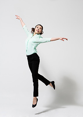 포토 JPG 스튜디오촬영 전신 여자 비즈니스 모션 팔벌리기 실내 한명 미소 사람 동양인 손짓 20대 성인 옆모습 운동복 점프 한국인 춤 직장인 비즈니스우먼 여자만 여자한명만 성인여자만 청년만 청년여자만 성인한명만 청년여자한명만 성인여자한명만 성인만 국내포토 직업 1 옷 뷰포인트 문화예술 표정 인종 청년 내부 파일형식