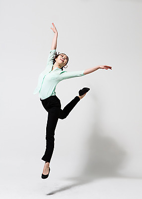 포토 JPG 스튜디오촬영 전신 여자 비즈니스 모션 팔벌리기 실내 한명 미소 사람 동양인 손짓 20대 성인 앞모습 운동복 점프 한국인 춤 직장인 비즈니스우먼 손뻗기 다리들기 여자만 여자한명만 성인여자만 청년만 청년여자만 성인한명만 청년여자한명만 성인여자한명만 성인만 국내포토 직업 1 옷 뷰포인트 문화예술 표정 인종 청년 내부 파일형식