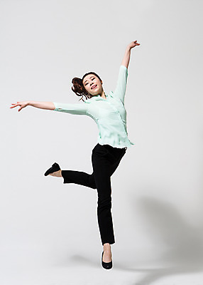 포토 JPG 스튜디오촬영 전신 여자 비즈니스 모션 팔벌리기 실내 한명 미소 사람 동양인 손짓 20대 성인 앞모습 점프 한국인 춤 직장인 비즈니스우먼 손뻗기 다리들기 여자만 여자한명만 성인여자만 청년만 청년여자만 성인한명만 청년여자한명만 성인여자한명만 성인만 국내포토 직업 1 뷰포인트 문화예술 표정 인종 청년 내부 파일형식