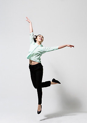 포토 JPG 스튜디오촬영 전신 여자 비즈니스 모션 팔벌리기 실내 한명 미소 사람 동양인 손짓 20대 성인 앞모습 운동복 점프 한국인 춤 직장인 비즈니스우먼 손뻗기 다리들기 여자만 여자한명만 성인여자만 청년만 청년여자만 성인한명만 청년여자한명만 성인여자한명만 성인만 국내포토 직업 1 옷 뷰포인트 문화예술 표정 인종 청년 내부 파일형식