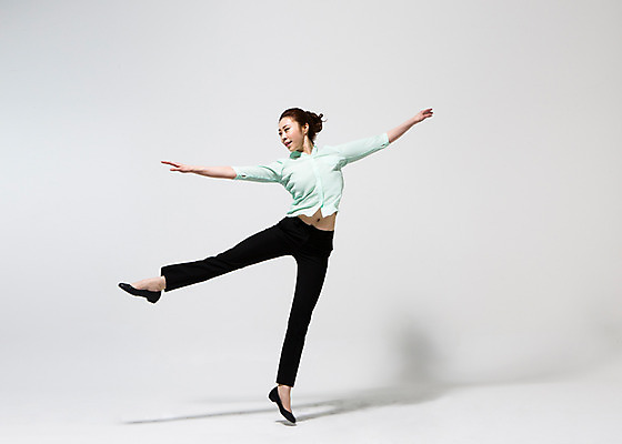 포토 JPG 스튜디오촬영 전신 응시 여자 비즈니스 모션 팔벌리기 실내 한명 사람 동양인 손짓 20대 성인 앞모습 운동복 점프 한국인 춤 직장인 비즈니스우먼 손뻗기 여자만 여자한명만 성인여자만 청년만 청년여자만 성인한명만 청년여자한명만 성인여자한명만 성인만 국내포토 직업 1 시선 옷 뷰포인트 문화예술 인종 청년 내부 파일형식