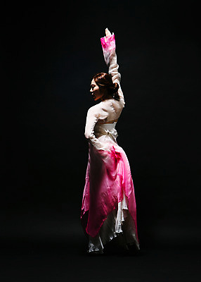 포토 JPG 스튜디오촬영 전신 한국전통 여자 모션 실내 한명 서기 사람 동양인 손짓 20대 성인 뒷모습 어둠 한국인 춤 한복 한국무용 여자만 여자한명만 성인여자만 청년만 청년여자만 성인한명만 청년여자한명만 성인여자한명만 성인만 국내포토 1 전통 뷰포인트 문화예술 한국 인종 청년 내부 전통의상 전통무용 파일형식