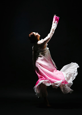 포토 JPG 스튜디오촬영 전신 한국전통 여자 모션 실내 한명 사람 동양인 손짓 20대 성인 뒷모습 점프 어둠 한국인 춤 한복 한국무용 여자만 여자한명만 성인여자만 청년만 청년여자만 성인한명만 청년여자한명만 성인여자한명만 성인만 국내포토 1 전통 뷰포인트 문화예술 한국 인종 청년 내부 전통의상 전통무용 파일형식