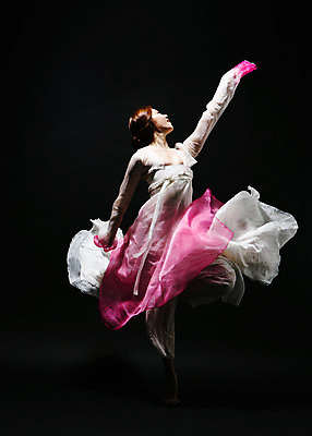 포토 JPG 스튜디오촬영 전신 한국전통 응시 여자 모션 실내 한명 사람 동양인 손짓 20대 성인 앞모습 점프 어둠 한국인 춤 한복 한국무용 손뻗기 여자만 여자한명만 성인여자만 청년만 청년여자만 성인한명만 청년여자한명만 성인여자한명만 성인만 국내포토 1 전통 시선 뷰포인트 문화예술 한국 인종 청년 내부 전통의상 전통무용 파일형식