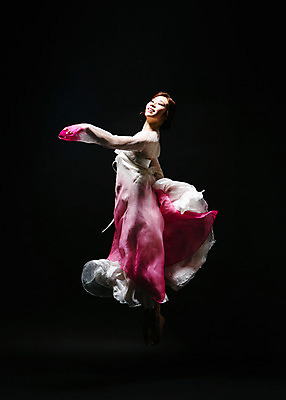 포토 JPG 스튜디오촬영 전신 한국전통 응시 여자 모션 팔벌리기 실내 한명 미소 사람 동양인 손짓 20대 성인 옆모습 점프 어둠 한국인 춤 한복 한국무용 여자만 여자한명만 성인여자만 청년만 청년여자만 성인한명만 청년여자한명만 성인여자한명만 성인만 국내포토 1 전통 시선 뷰포인트 문화예술 한국 표정 인종 청년 내부 전통의상 전통무용 파일형식