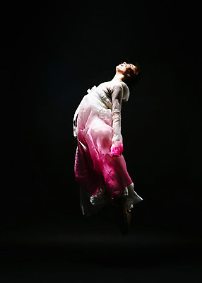 포토 JPG 스튜디오촬영 전신 한국전통 여자 모션 실내 한명 사람 동양인 손짓 20대 성인 옆모습 점프 어둠 한국인 춤 한복 한국무용 여자만 여자한명만 성인여자만 청년만 청년여자만 성인한명만 청년여자한명만 성인여자한명만 성인만 국내포토 1 전통 뷰포인트 문화예술 한국 인종 청년 내부 전통의상 전통무용 파일형식