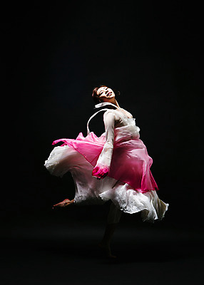 포토 JPG 스튜디오촬영 전신 한국전통 여자 모션 실내 한명 사람 동양인 손짓 20대 성인 옆모습 점프 어둠 한국인 춤 한복 한국무용 여자만 여자한명만 성인여자만 청년만 청년여자만 성인한명만 청년여자한명만 성인여자한명만 성인만 국내포토 1 전통 뷰포인트 문화예술 한국 인종 청년 내부 전통의상 전통무용 파일형식