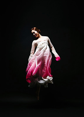 포토 JPG 스튜디오촬영 전신 한국전통 여자 모션 실내 한명 서기 사람 동양인 20대 성인 앞모습 어둠 한국인 춤 한복 한국무용 여자만 여자한명만 성인여자만 청년만 청년여자만 성인한명만 청년여자한명만 성인여자한명만 성인만 국내포토 1 전통 뷰포인트 문화예술 한국 인종 청년 내부 전통의상 전통무용 파일형식