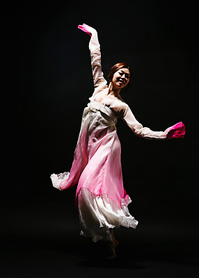 포토 JPG 스튜디오촬영 전신 한국전통 여자 모션 실내 한명 미소 사람 동양인 손짓 20대 성인 앞모습 점프 어둠 한국인 춤 한복 한국무용 손뻗기 여자만 여자한명만 성인여자만 청년만 청년여자만 성인한명만 청년여자한명만 성인여자한명만 성인만 국내포토 1 전통 뷰포인트 문화예술 한국 표정 인종 청년 내부 전통의상 전통무용 파일형식