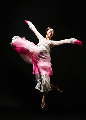 포토 JPG 스튜디오촬영 전신 한국전통 여자 모션 팔벌리기 실내 한명 미소 사람 동양인 손짓 20대 성인 앞모습 점프 어둠 한국인 춤 한복 한국무용 손뻗기 여자만 여자한명만 성인여자만 청년만 청년여자만 성인한명만 청년여자한명만 성인여자한명만 성인만 국내포토 1 전통 뷰포인트 문화예술 한국 표정 인종 청년 내부 전통의상 전통무용 파일형식