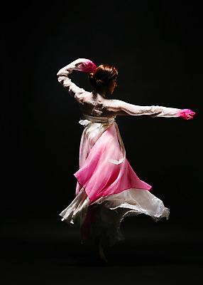 포토 JPG 스튜디오촬영 전신 한국전통 여자 모션 실내 한명 사람 동양인 손짓 20대 성인 뒷모습 점프 어둠 한국인 춤 한복 한국무용 손뻗기 여자만 여자한명만 성인여자만 청년만 청년여자만 성인한명만 청년여자한명만 성인여자한명만 성인만 국내포토 1 전통 뷰포인트 문화예술 한국 인종 청년 내부 전통의상 전통무용 파일형식