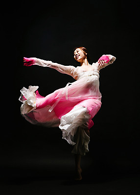 포토 JPG 스튜디오촬영 전신 한국전통 응시 여자 모션 실내 한명 미소 사람 동양인 손짓 20대 성인 앞모습 점프 어둠 한국인 춤 한복 한국무용 손뻗기 여자만 여자한명만 성인여자만 청년만 청년여자만 성인한명만 청년여자한명만 성인여자한명만 성인만 국내포토 1 전통 시선 뷰포인트 문화예술 한국 표정 인종 청년 내부 전통의상 전통무용 파일형식