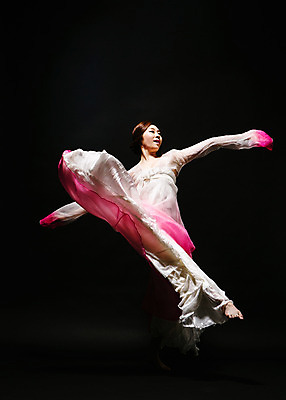 포토 JPG 스튜디오촬영 전신 한국전통 응시 여자 모션 팔벌리기 실내 한명 사람 동양인 손짓 20대 성인 앞모습 점프 어둠 한국인 춤 한복 한국무용 손뻗기 여자만 여자한명만 성인여자만 청년만 청년여자만 성인한명만 청년여자한명만 성인여자한명만 성인만 국내포토 1 전통 시선 뷰포인트 문화예술 한국 인종 청년 내부 전통의상 전통무용 파일형식