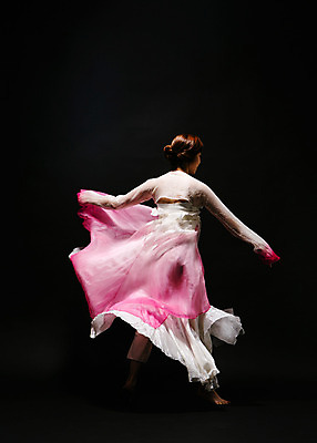 포토 JPG 스튜디오촬영 전신 한국전통 여자 모션 실내 한명 사람 동양인 손짓 20대 성인 뒷모습 점프 어둠 한국인 춤 한복 한국무용 여자만 여자한명만 성인여자만 청년만 청년여자만 성인한명만 청년여자한명만 성인여자한명만 성인만 국내포토 1 전통 뷰포인트 문화예술 한국 인종 청년 내부 전통의상 전통무용 파일형식