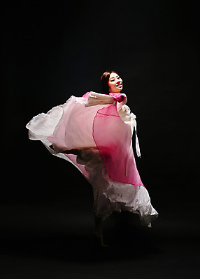 포토 JPG 스튜디오촬영 전신 한국전통 여자 모션 팔벌리기 실내 한명 미소 사람 동양인 손짓 20대 성인 옆모습 어둠 한국인 춤 한복 한국무용 손뻗기 여자만 여자한명만 성인여자만 청년만 청년여자만 성인한명만 청년여자한명만 성인여자한명만 성인만 국내포토 1 전통 뷰포인트 문화예술 한국 표정 인종 청년 내부 전통의상 전통무용 파일형식