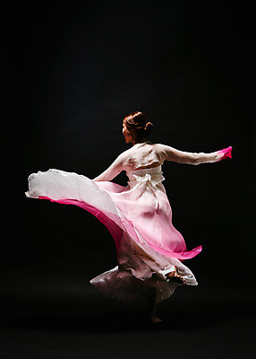 포토 JPG 스튜디오촬영 전신 한국전통 여자 모션 팔벌리기 실내 한명 사람 동양인 손짓 20대 성인 뒷모습 점프 어둠 한국인 춤 한복 한국무용 손뻗기 여자만 여자한명만 성인여자만 청년만 청년여자만 성인한명만 청년여자한명만 성인여자한명만 성인만 국내포토 1 전통 뷰포인트 문화예술 한국 인종 청년 내부 전통의상 전통무용 파일형식