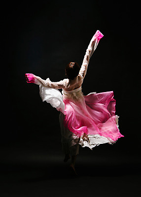 포토 JPG 스튜디오촬영 전신 한국전통 여자 모션 팔벌리기 실내 한명 사람 동양인 손짓 20대 성인 뒷모습 점프 어둠 한국인 춤 한복 한국무용 손뻗기 여자만 여자한명만 성인여자만 청년만 청년여자만 성인한명만 청년여자한명만 성인여자한명만 성인만 국내포토 1 전통 뷰포인트 문화예술 한국 인종 청년 내부 전통의상 전통무용 파일형식