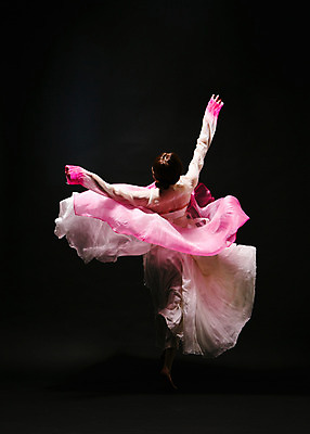 포토 JPG 스튜디오촬영 전신 한국전통 여자 모션 팔벌리기 실내 한명 사람 동양인 손짓 20대 성인 뒷모습 점프 어둠 한국인 춤 한복 한국무용 손뻗기 여자만 여자한명만 성인여자만 청년만 청년여자만 성인한명만 청년여자한명만 성인여자한명만 성인만 국내포토 1 전통 뷰포인트 문화예술 한국 인종 청년 내부 전통의상 전통무용 파일형식