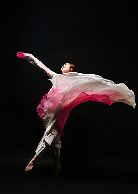 포토 JPG 스튜디오촬영 전신 한국전통 여자 모션 팔벌리기 실내 한명 미소 사람 동양인 손짓 20대 성인 앞모습 점프 어둠 한국인 춤 한복 한국무용 손뻗기 여자만 여자한명만 성인여자만 청년만 청년여자만 성인한명만 청년여자한명만 성인여자한명만 성인만 국내포토 1 전통 뷰포인트 문화예술 한국 표정 인종 청년 내부 전통의상 전통무용 파일형식