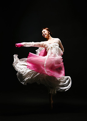 포토 JPG 스튜디오촬영 전신 한국전통 응시 여자 모션 팔벌리기 실내 한명 미소 사람 동양인 손짓 20대 성인 앞모습 점프 어둠 한국인 춤 한복 한국무용 손뻗기 여자만 여자한명만 성인여자만 청년만 청년여자만 성인한명만 청년여자한명만 성인여자한명만 성인만 국내포토 1 전통 시선 뷰포인트 문화예술 한국 표정 인종 청년 내부 전통의상 전통무용 파일형식