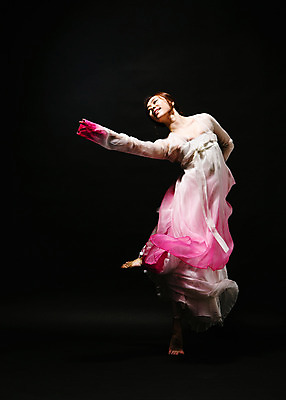 포토 JPG 스튜디오촬영 전신 한국전통 여자 모션 실내 한명 미소 사람 동양인 손짓 20대 성인 앞모습 점프 어둠 한국인 춤 한복 한국무용 손뻗기 여자만 여자한명만 성인여자만 청년만 청년여자만 성인한명만 청년여자한명만 성인여자한명만 성인만 국내포토 1 전통 뷰포인트 문화예술 한국 표정 인종 청년 내부 전통의상 전통무용 파일형식