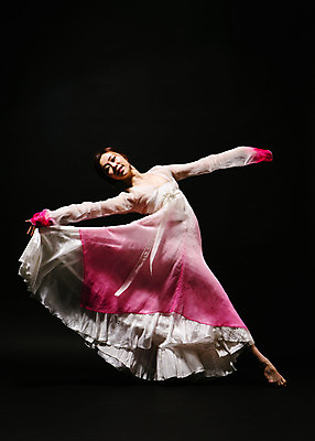 포토 JPG 스튜디오촬영 전신 한국전통 여자 모션 팔벌리기 실내 한명 서기 미소 사람 동양인 손짓 20대 성인 앞모습 어둠 한국인 춤 잡기 한복 한국무용 손뻗기 치맛자락 여자만 여자한명만 성인여자만 청년만 청년여자만 성인한명만 청년여자한명만 성인여자한명만 성인만 국내포토 1 전통 뷰포인트 문화예술 한국 표정 인종 청년 내부 치마 전통의상 전통무용 파일형식