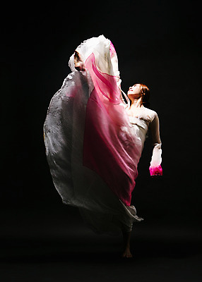 포토 JPG 스튜디오촬영 전신 한국전통 응시 여자 모션 실내 한명 서기 사람 동양인 20대 성인 앞모습 어둠 한국인 춤 한복 한국무용 다리들기 여자만 여자한명만 성인여자만 청년만 청년여자만 성인한명만 청년여자한명만 성인여자한명만 성인만 국내포토 1 전통 시선 뷰포인트 문화예술 한국 인종 청년 내부 전통의상 전통무용 파일형식