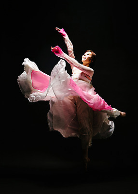 포토 JPG 스튜디오촬영 전신 한국전통 응시 여자 모션 실내 한명 미소 사람 동양인 손짓 20대 성인 옆모습 점프 어둠 한국인 춤 한복 한국무용 손뻗기 다리들기 여자만 여자한명만 성인여자만 청년만 청년여자만 성인한명만 청년여자한명만 성인여자한명만 성인만 국내포토 1 전통 시선 뷰포인트 문화예술 한국 표정 인종 청년 내부 전통의상 전통무용 파일형식