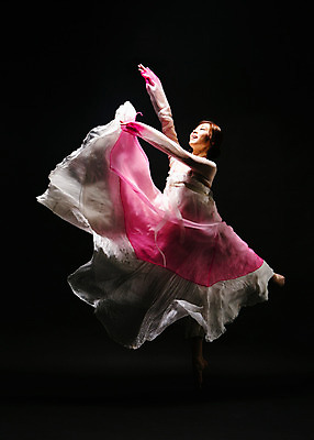 포토 JPG 스튜디오촬영 전신 한국전통 응시 여자 모션 실내 한명 미소 사람 동양인 손짓 20대 성인 옆모습 점프 어둠 한국인 춤 한복 한국무용 손뻗기 여자만 여자한명만 성인여자만 청년만 청년여자만 성인한명만 청년여자한명만 성인여자한명만 성인만 국내포토 1 전통 시선 뷰포인트 문화예술 한국 표정 인종 청년 내부 전통의상 전통무용 파일형식