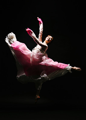 포토 JPG 스튜디오촬영 전신 한국전통 여자 모션 팔벌리기 실내 한명 미소 사람 동양인 손짓 20대 성인 옆모습 점프 어둠 한국인 춤 한복 한국무용 손뻗기 다리들기 여자만 여자한명만 성인여자만 청년만 청년여자만 성인한명만 청년여자한명만 성인여자한명만 성인만 국내포토 1 전통 뷰포인트 문화예술 한국 표정 인종 청년 내부 전통의상 전통무용 파일형식