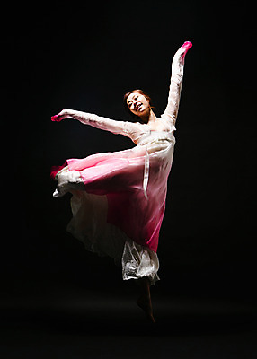 포토 JPG 스튜디오촬영 전신 한국전통 여자 모션 팔벌리기 실내 한명 서기 미소 사람 동양인 손짓 20대 성인 앞모습 어둠 한국인 춤 한복 한국무용 손뻗기 다리들기 여자만 여자한명만 성인여자만 청년만 청년여자만 성인한명만 청년여자한명만 성인여자한명만 성인만 국내포토 1 전통 뷰포인트 문화예술 한국 표정 인종 청년 내부 전통의상 전통무용 파일형식