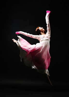 포토 JPG 스튜디오촬영 전신 한국전통 응시 여자 모션 팔벌리기 실내 한명 서기 사람 동양인 손짓 20대 성인 앞모습 어둠 한국인 춤 한복 한국무용 손뻗기 다리들기 여자만 여자한명만 성인여자만 청년만 청년여자만 성인한명만 청년여자한명만 성인여자한명만 성인만 국내포토 1 전통 시선 뷰포인트 문화예술 한국 인종 청년 내부 전통의상 전통무용 파일형식