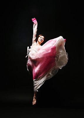 포토 JPG 스튜디오촬영 전신 한국전통 여자 모션 팔벌리기 실내 한명 미소 사람 동양인 손짓 20대 성인 앞모습 점프 어둠 한국인 춤 한복 한국무용 손뻗기 여자만 여자한명만 성인여자만 청년만 청년여자만 성인한명만 청년여자한명만 성인여자한명만 성인만 국내포토 1 전통 뷰포인트 문화예술 한국 표정 인종 청년 내부 전통의상 전통무용 파일형식