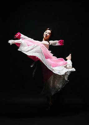 포토 JPG 스튜디오촬영 전신 한국전통 여자 모션 팔벌리기 실내 한명 서기 미소 사람 동양인 20대 성인 옆모습 어둠 한국인 춤 한복 한국무용 손뻗기 다리들기 여자만 여자한명만 성인여자만 청년만 청년여자만 성인한명만 청년여자한명만 성인여자한명만 성인만 국내포토 1 전통 뷰포인트 문화예술 한국 표정 인종 청년 내부 전통의상 전통무용 파일형식