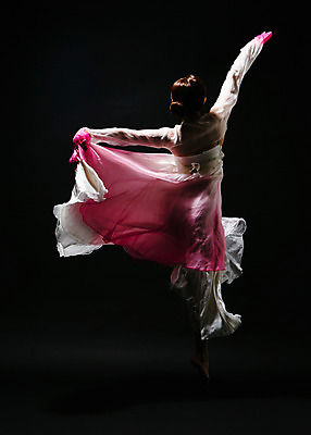 포토 JPG 스튜디오촬영 전신 한국전통 여자 모션 팔벌리기 실내 한명 서기 사람 동양인 손짓 20대 성인 뒷모습 어둠 한국인 춤 잡기 한복 한국무용 손뻗기 치맛자락 여자만 여자한명만 성인여자만 청년만 청년여자만 성인한명만 청년여자한명만 성인여자한명만 성인만 국내포토 1 전통 뷰포인트 문화예술 한국 인종 청년 내부 치마 전통의상 전통무용 파일형식