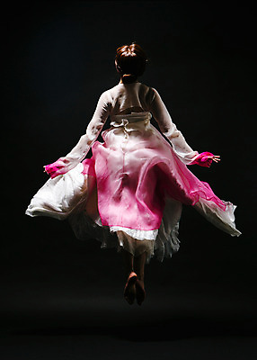 포토 JPG 스튜디오촬영 전신 한국전통 여자 모션 실내 한명 사람 동양인 손짓 20대 성인 뒷모습 점프 어둠 한국인 춤 한복 한국무용 여자만 여자한명만 성인여자만 청년만 청년여자만 성인한명만 청년여자한명만 성인여자한명만 성인만 국내포토 1 전통 뷰포인트 문화예술 한국 인종 청년 내부 전통의상 전통무용 파일형식