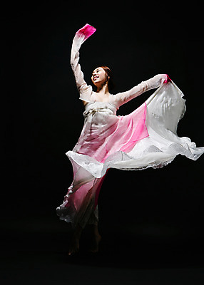 포토 JPG 스튜디오촬영 전신 한국전통 응시 여자 모션 팔벌리기 실내 한명 미소 사람 동양인 손짓 20대 성인 앞모습 점프 어둠 한국인 춤 잡기 한복 한국무용 손뻗기 치맛자락 여자만 여자한명만 성인여자만 청년만 청년여자만 성인한명만 청년여자한명만 성인여자한명만 성인만 국내포토 1 전통 시선 뷰포인트 문화예술 한국 표정 인종 청년 내부 치마 전통의상 전통무용 파일형식