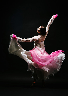 포토 JPG 스튜디오촬영 전신 한국전통 응시 여자 모션 팔벌리기 실내 한명 사람 동양인 손짓 20대 성인 뒷모습 어둠 한국인 춤 잡기 한복 한국무용 손뻗기 치맛자락 여자만 여자한명만 성인여자만 청년만 청년여자만 성인한명만 청년여자한명만 성인여자한명만 성인만 국내포토 1 전통 시선 뷰포인트 문화예술 한국 인종 청년 내부 치마 전통의상 전통무용 파일형식