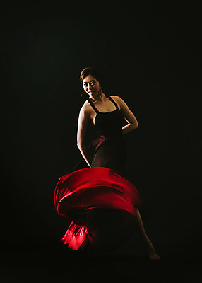 포토 JPG 스튜디오촬영 전신 드레스 여자 모션 실내 한명 서기 미소 사람 동양인 20대 성인 앞모습 어둠 한국인 춤 잡기 치맛자락 여자만 여자한명만 성인여자만 청년만 청년여자만 성인한명만 청년여자한명만 성인여자한명만 성인만 국내포토 1 옷 뷰포인트 문화예술 표정 인종 청년 내부 치마 파일형식