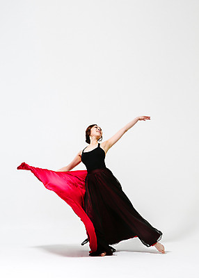 포토 JPG 스튜디오촬영 전신 드레스 여자 모션 맨발 팔벌리기 실내 한명 서기 사람 동양인 손짓 20대 성인 앞모습 한국인 춤 잡기 손뻗기 치맛자락 여자만 여자한명만 성인여자만 청년만 청년여자만 성인한명만 청년여자한명만 성인여자한명만 성인만 국내포토 1 옷 뷰포인트 발 문화예술 인종 청년 내부 치마 파일형식