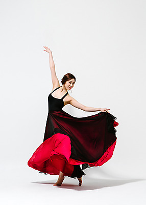 포토 JPG 스튜디오촬영 전신 드레스 여자 모션 맨발 실내 한명 서기 사람 동양인 손짓 20대 성인 옆모습 한국인 춤 잡기 손뻗기 치맛자락 여자만 여자한명만 성인여자만 청년만 청년여자만 성인한명만 청년여자한명만 성인여자한명만 성인만 국내포토 1 옷 뷰포인트 발 문화예술 인종 청년 내부 치마 파일형식