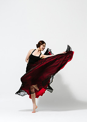 포토 JPG 스튜디오촬영 전신 응시 드레스 여자 모션 맨발 실내 한명 서기 미소 사람 동양인 20대 성인 앞모습 한국인 춤 잡기 다리들기 치맛자락 여자만 여자한명만 성인여자만 청년만 청년여자만 성인한명만 청년여자한명만 성인여자한명만 성인만 국내포토 1 시선 옷 뷰포인트 발 문화예술 표정 인종 청년 내부 치마 파일형식