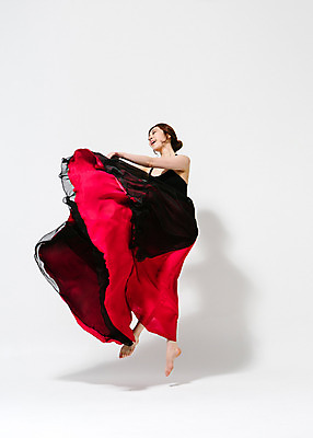 포토 JPG 스튜디오촬영 전신 드레스 여자 모션 맨발 실내 한명 미소 사람 동양인 20대 성인 옆모습 점프 한국인 춤 잡기 치맛자락 여자만 여자한명만 성인여자만 청년만 청년여자만 성인한명만 청년여자한명만 성인여자한명만 성인만 국내포토 1 옷 뷰포인트 발 문화예술 표정 인종 청년 내부 치마 파일형식